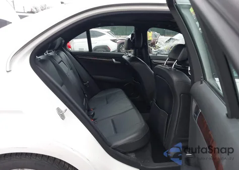 2013 Mercedes-Benz C 300 Sport 4Matic z USA, uszkodzony, nr VIN WDDGF8AB1DG088748